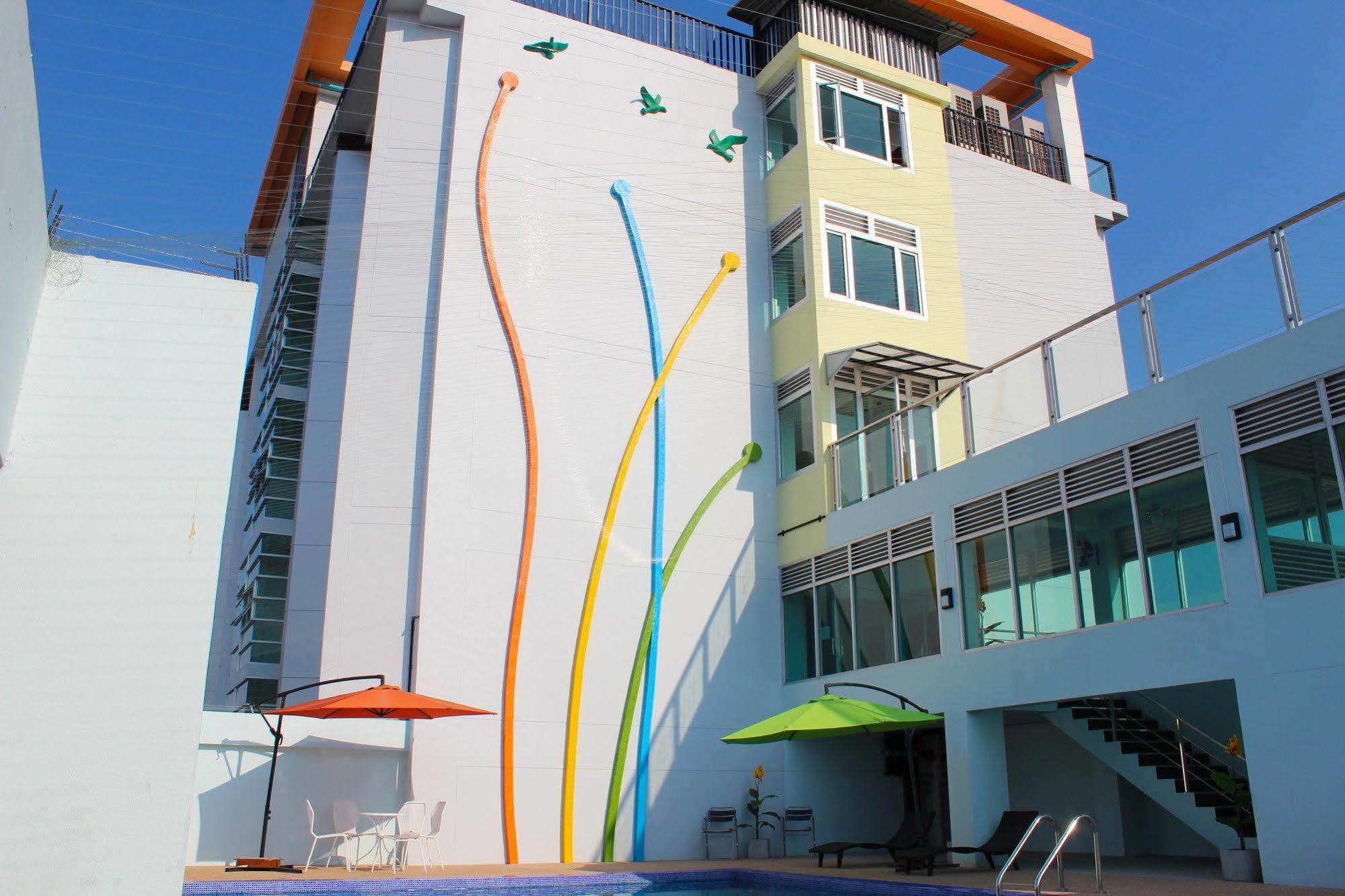 42C The Chic Hotel Nakhon Sawan Exterior photo