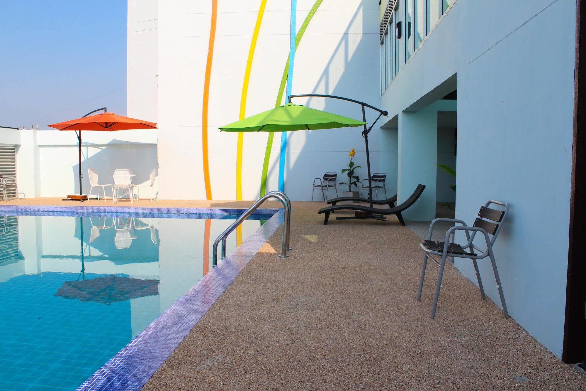 42C The Chic Hotel Nakhon Sawan Exterior photo