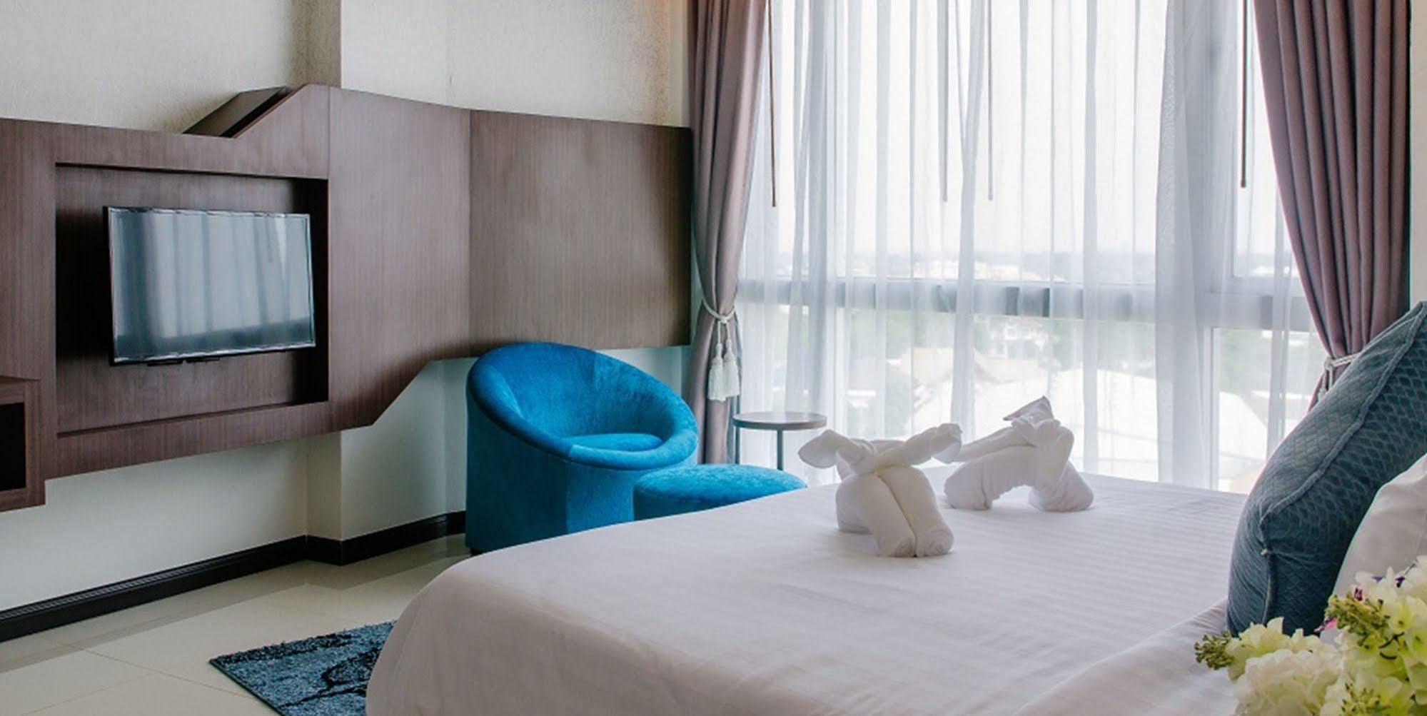 42C The Chic Hotel Nakhon Sawan Exterior photo